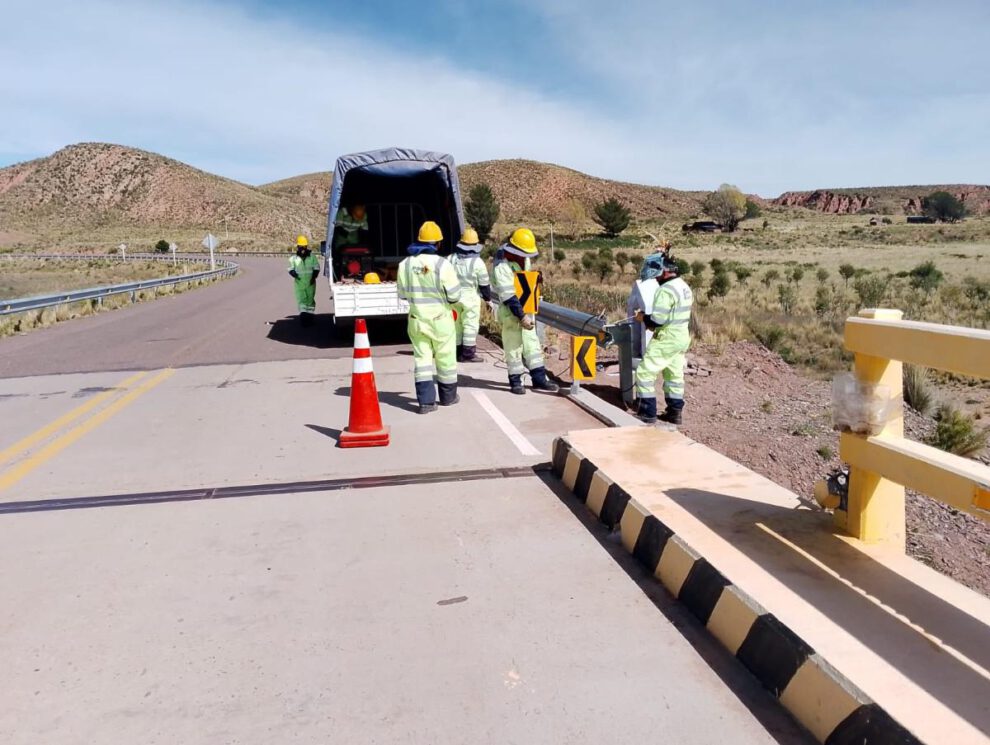 trabajos de mantenimiento de señalización vertical en el tramo Chuquichambi – Huayllamarca