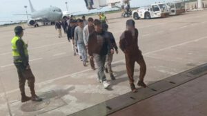 un policia y ciudadanos bolivianos