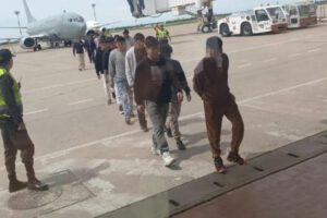 un policia y ciudadanos bolivianos