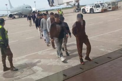 un policia y ciudadanos bolivianos