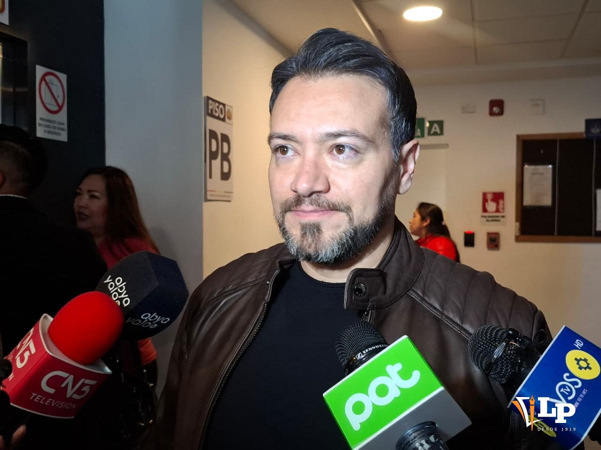 El diputado Reyes en conferencia de prensa