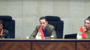 tres personas sentadas