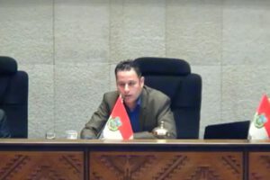 tres personas sentadas