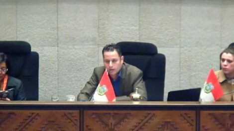 tres personas sentadas