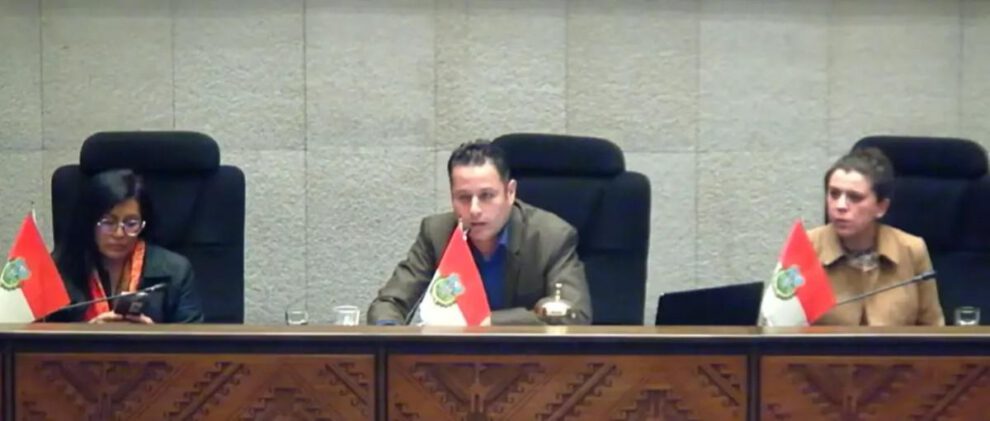 tres personas sentadas