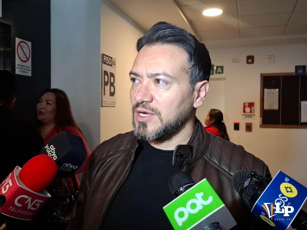 El diputado Reyes en conferencia de prensa