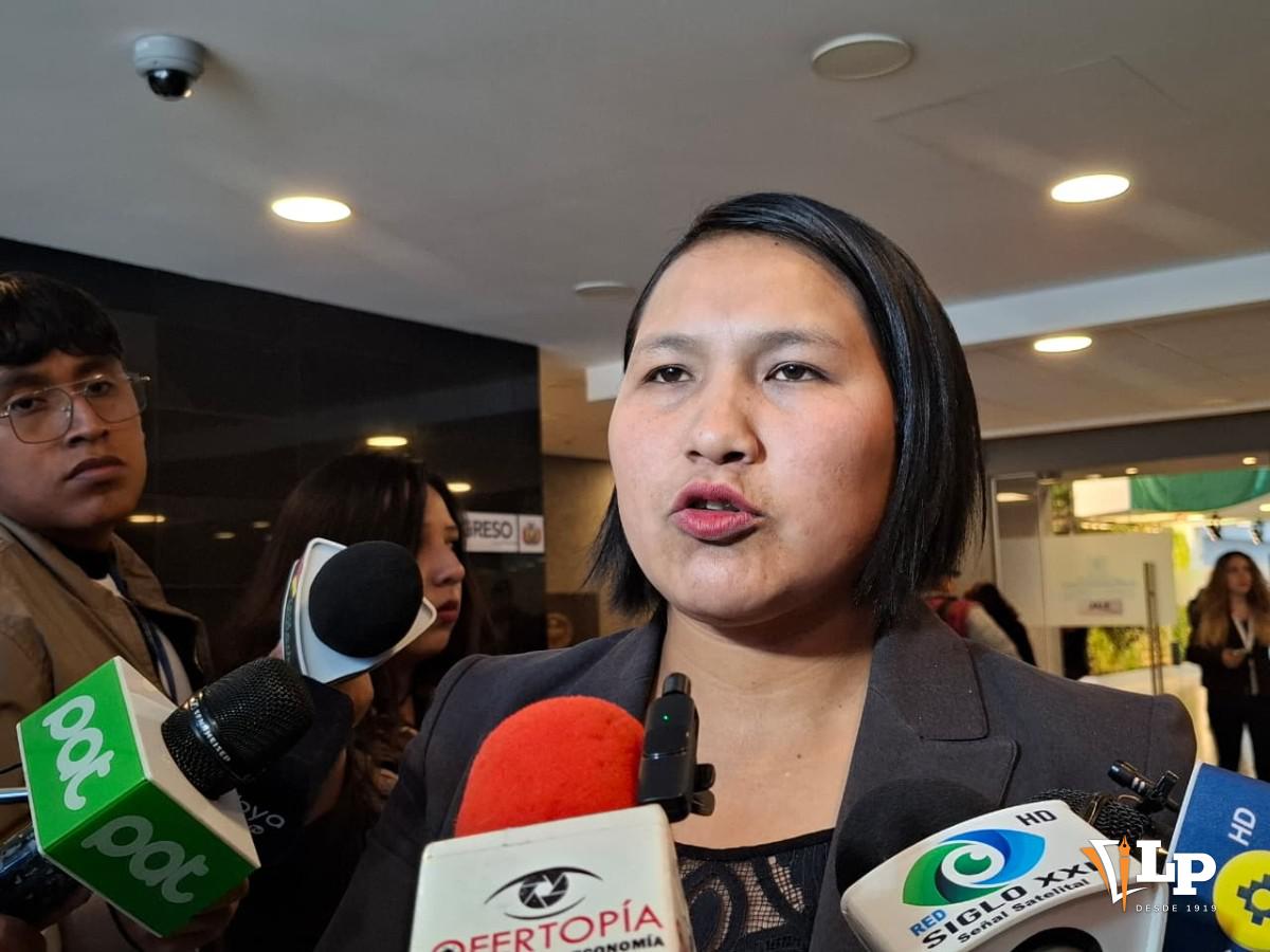 La senadora Pachacute en conferencia de prensa