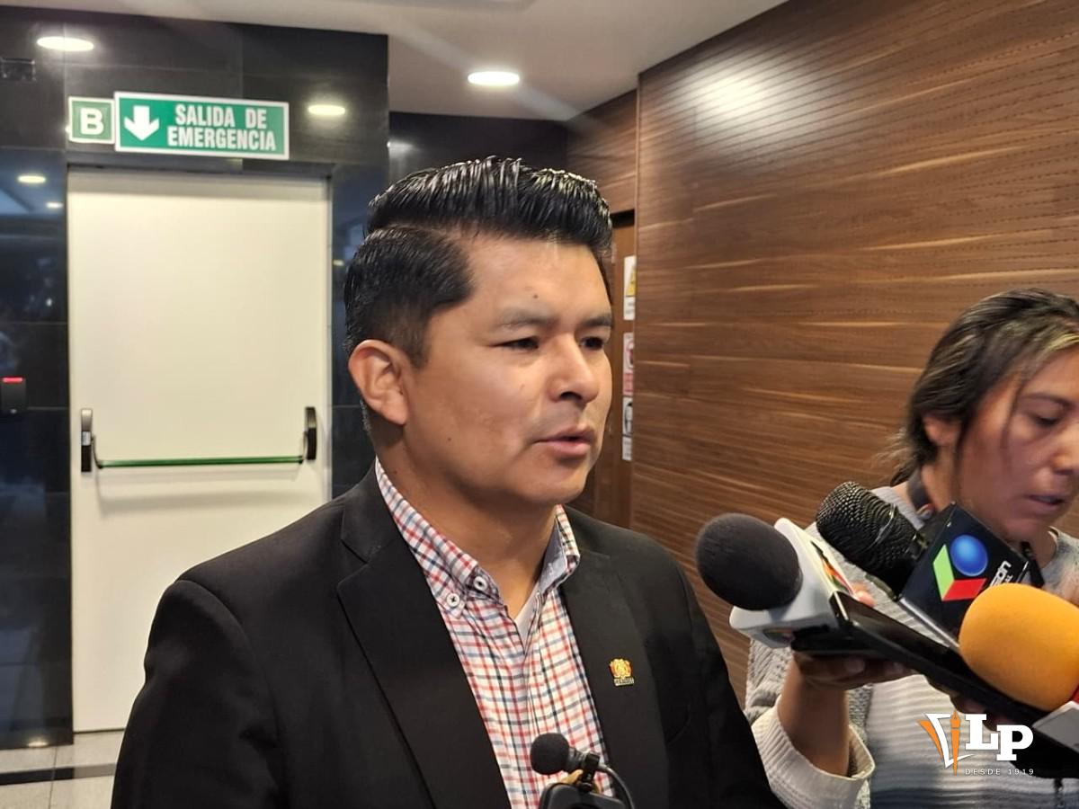 El senador Veliz en conferencia de prensa