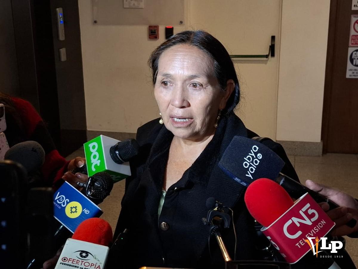 La senadora Yarhui en conferencia de prensa