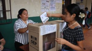 Una persona emitiendo su voto en Bolivia