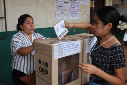 Una persona emitiendo su voto en Bolivia