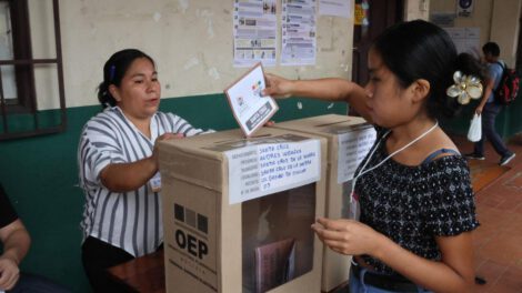 Una persona emitiendo su voto en Bolivia