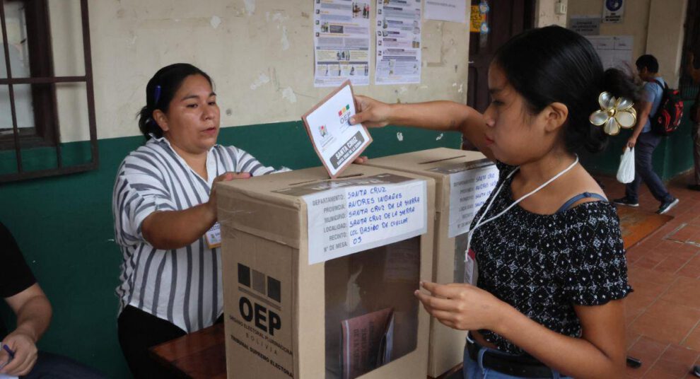 Una persona emitiendo su voto en Bolivia