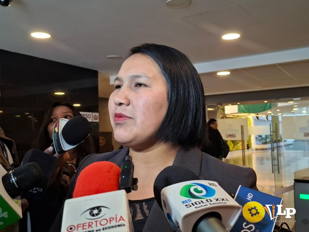 La senadora Pachacute en conferencia de prensa