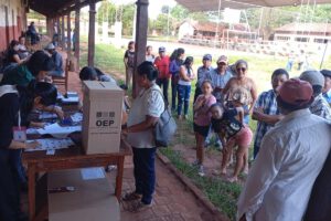 Gente votando