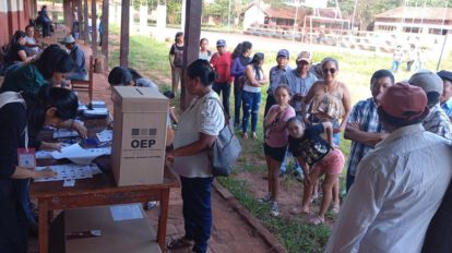 Gente votando