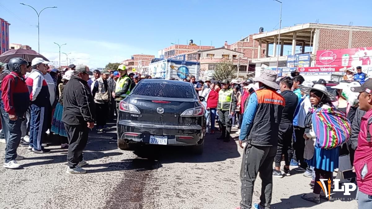 Imagen del motorizado de espaldas