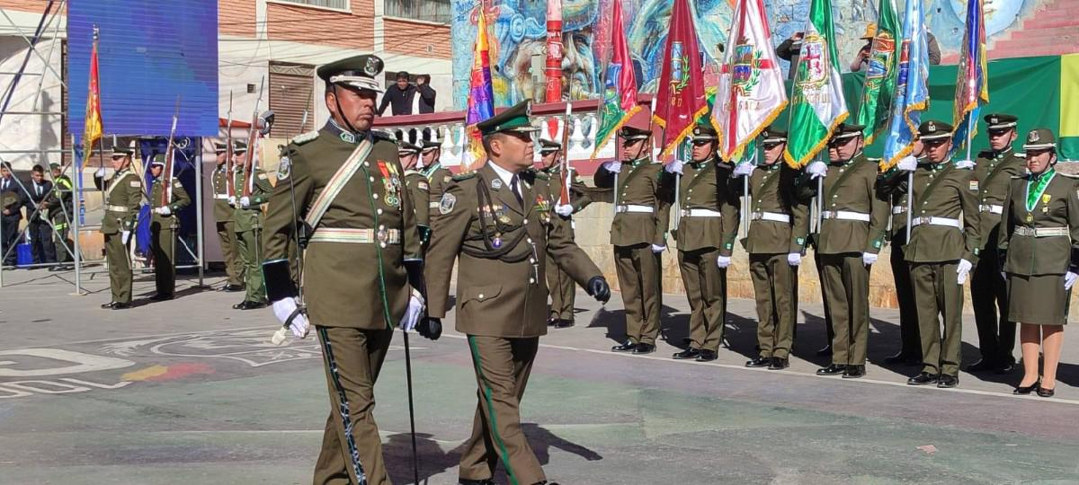 Imagen de las autoridades policiales efectuando la revision