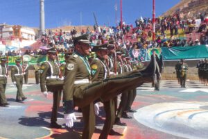 Imagen de los policías en pleno desfile