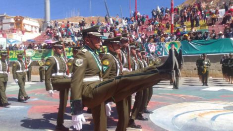 Imagen de los policías en pleno desfile