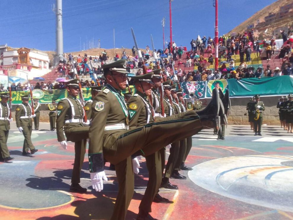 Imagen de los policías en pleno desfile