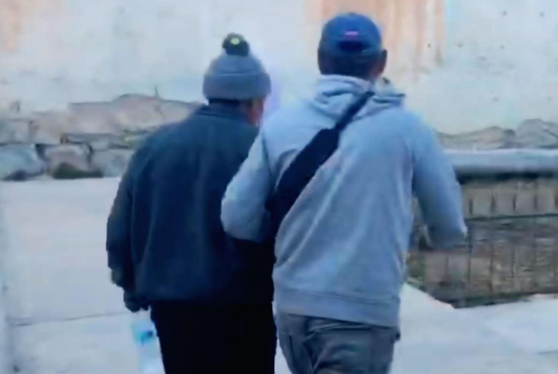 Uno de los detenidos siendo llevado a celdas policiales