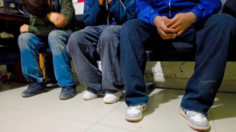 Imagen de los menores hallados en el operativo