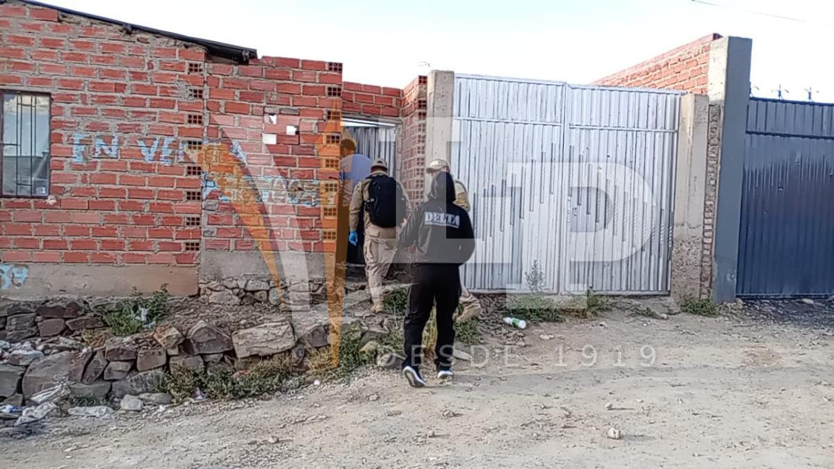 Van sacando el cuerpo del domicilio