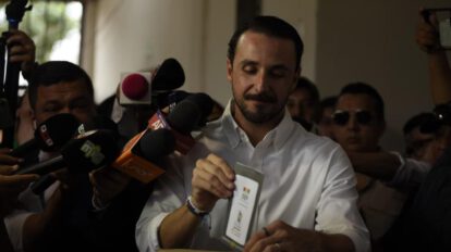 PERSONA VOTANDO