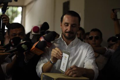 PERSONA VOTANDO