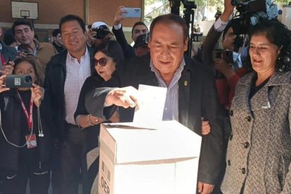 persona votando