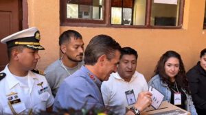 Presidente Rodrigo Paz, acudió a su recinto electoral para