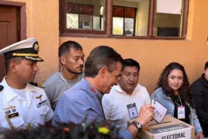 Presidente Rodrigo Paz, acudió a su recinto electoral para