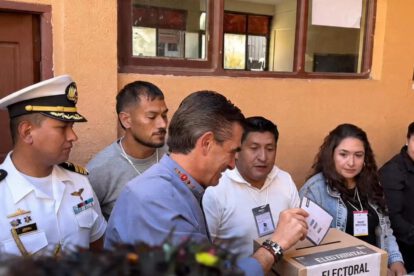 Presidente Rodrigo Paz, acudió a su recinto electoral para