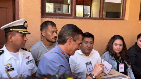 Presidente Rodrigo Paz, acudió a su recinto electoral para