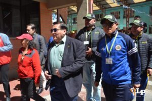 Imagen de los fiscales cumpliendo la revisión en los recintos