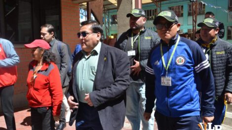 Imagen de los fiscales cumpliendo la revisión en los recintos