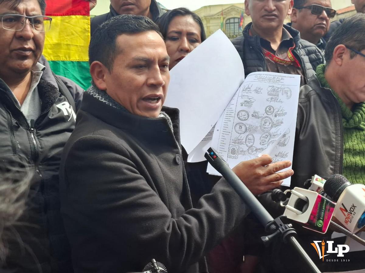 El ejecutivo nacional del magisterio rural, William Mendoza, en conferencia de prensa