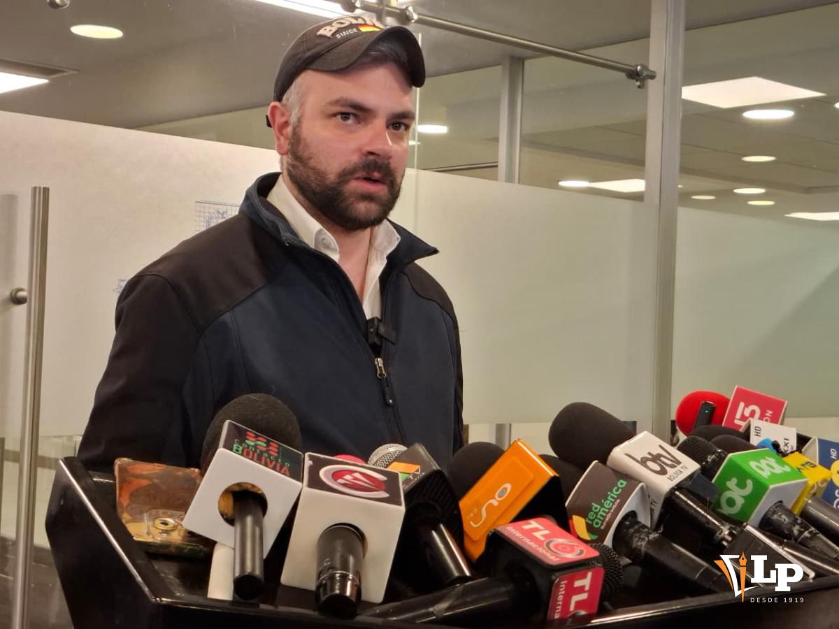 El senador Ormachea enc onferencia de prensa