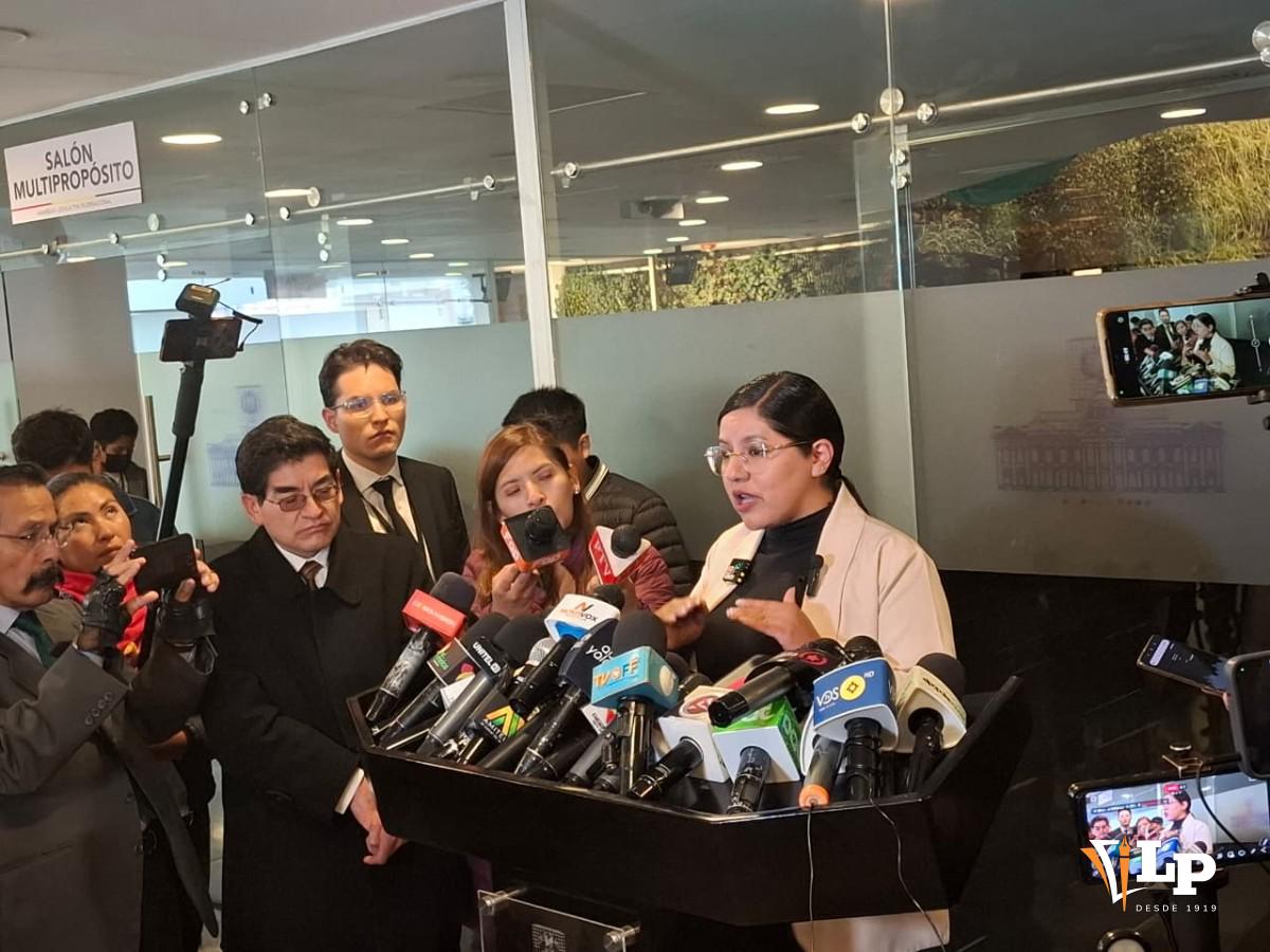 La diputada Claros en conferencia de prensa