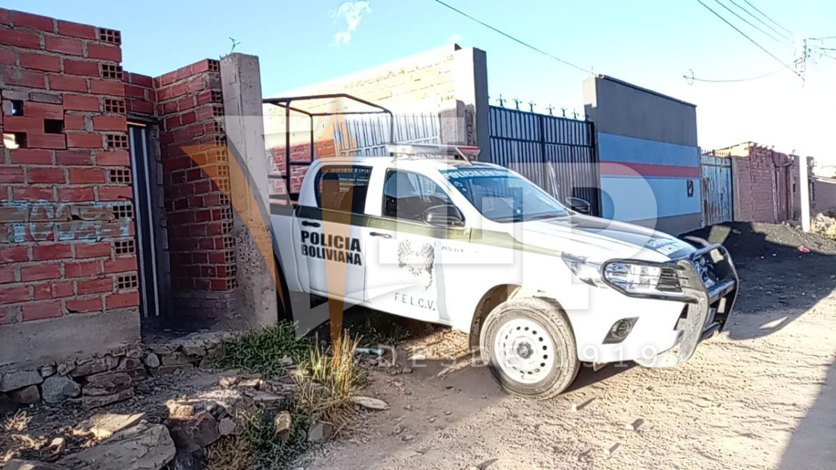 Policía sacando el cuerpo de la mujer