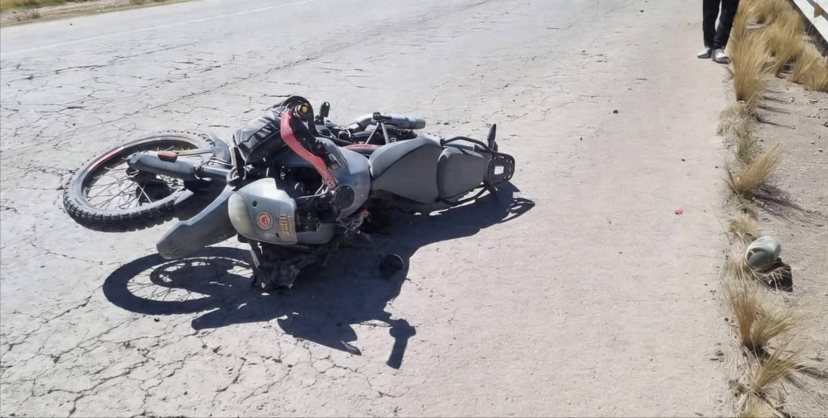 Imagen de la motocicleta en la via