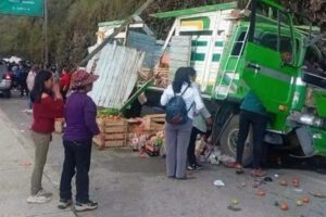 auto con volcado con personas