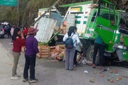 auto con volcado con personas