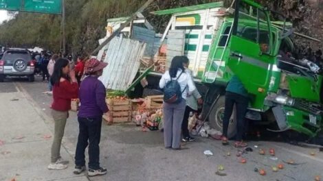 auto con volcado con personas