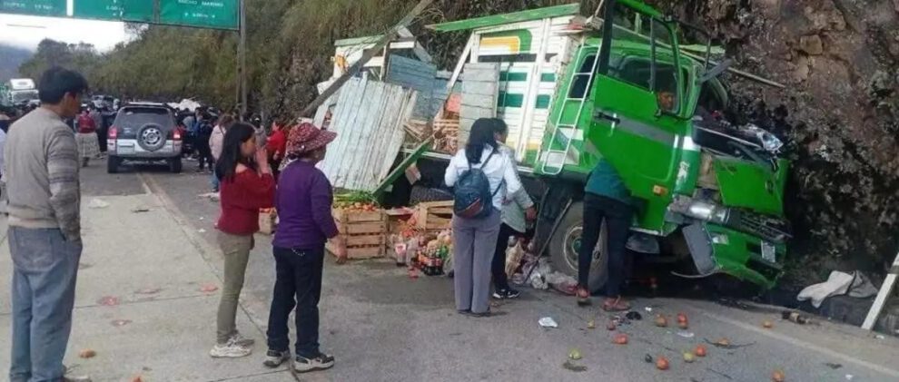 auto con volcado con personas