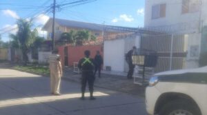 Policía inspecciona el lugar del asalto