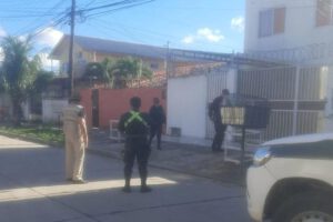 Policía inspecciona el lugar del asalto