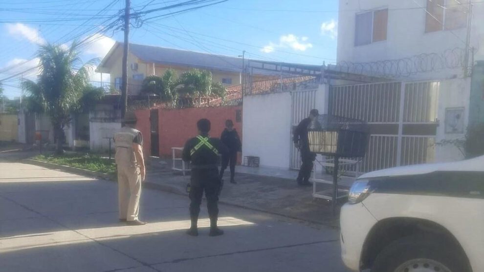 Policía inspecciona el lugar del asalto