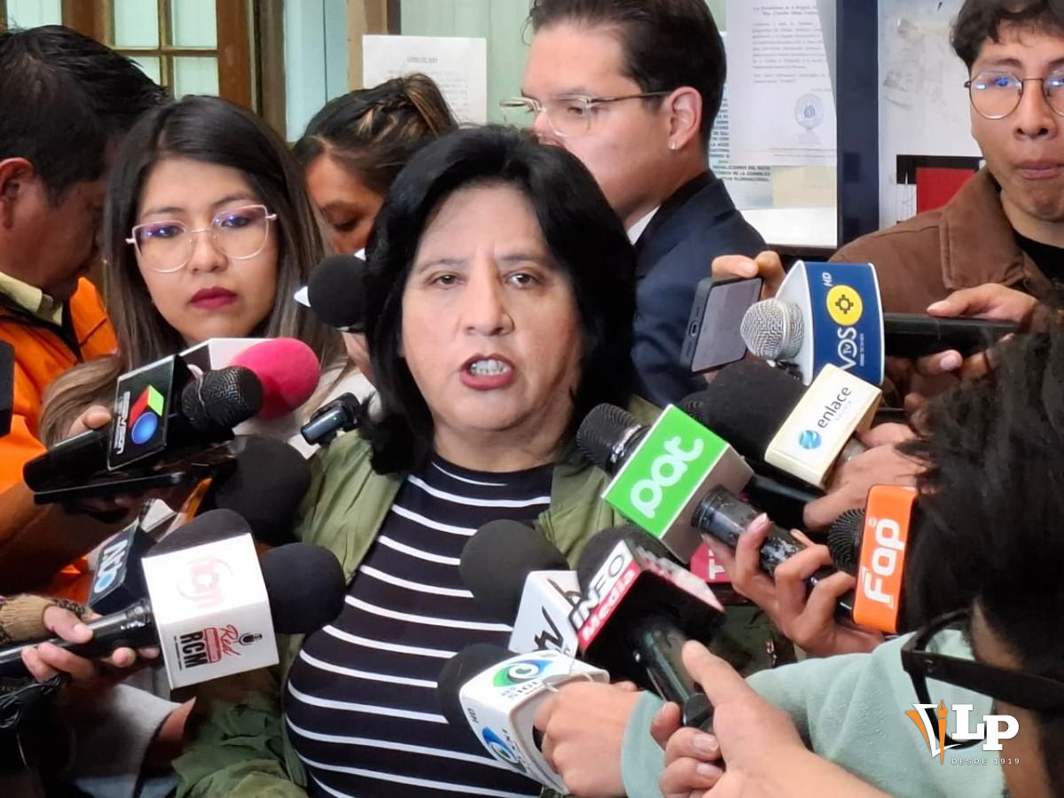 La diputada Bilbao en conferencia de prensa